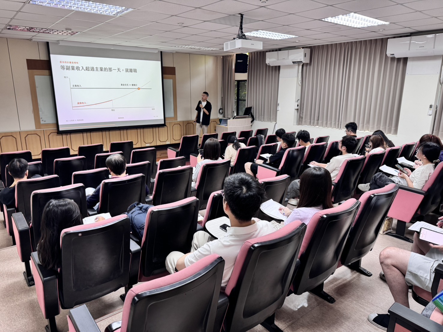 專題演講 -  啃｜心理學 × 職涯諮詢 鄭凱云 創辦人演講 (另開新視窗/jpg檔)圖片