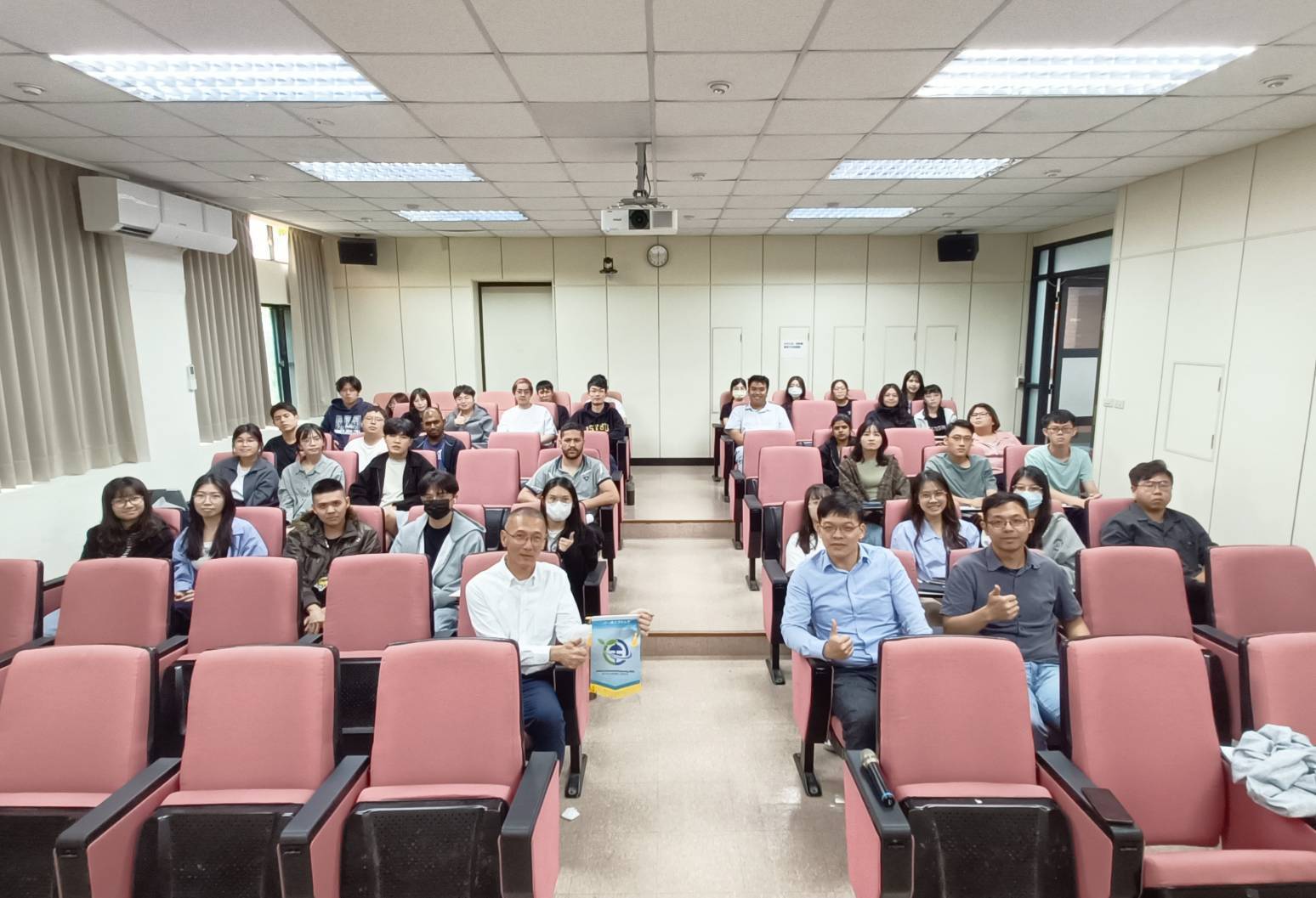 書報討論 -泰國法政大學( Thammasat University)  Nurak Grisdanurak 教授演講(另開新視窗/jpg檔)圖片