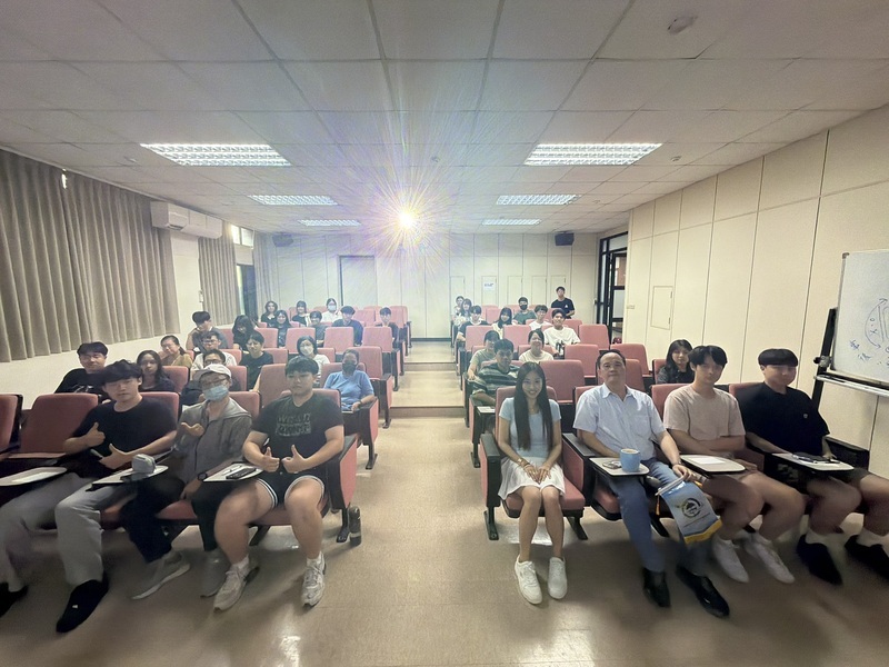 書報討論 -玄奘大學法律學系 鄭嘉文 助理教授演講圖片