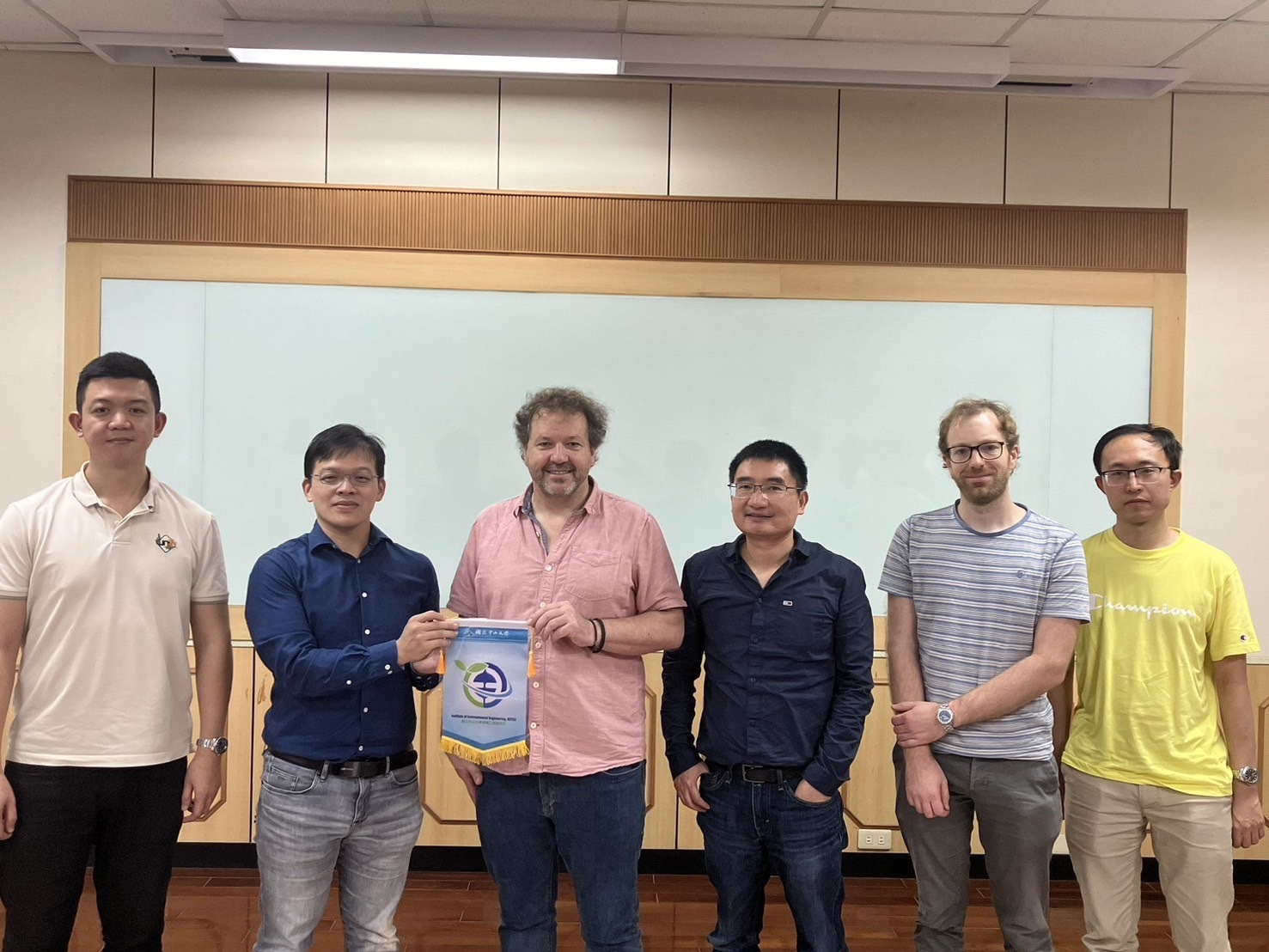 書報討論- Dept. of Geography, King’s College London UK Martin J. Wooster Professor(另開新視窗/jpg檔)圖片